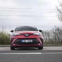 Toyota C-HR 2.0 Hybrid: Konec přetvářky, tohle už je skoro batmobil
