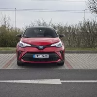 Toyota C-HR 2.0 Hybrid: Konec přetvářky, tohle už je skoro batmobil