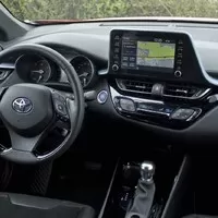 Toyota C-HR 2.0 Hybrid: Konec přetvářky, tohle už je skoro batmobil