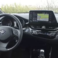 Toyota C-HR 2.0 Hybrid: Konec přetvářky, tohle už je skoro batmobil