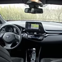 Toyota C-HR 2.0 Hybrid: Konec přetvářky, tohle už je skoro batmobil