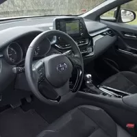 Toyota C-HR 2.0 Hybrid: Konec přetvářky, tohle už je skoro batmobil