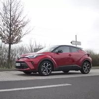 Toyota C-HR 2.0 Hybrid: Konec přetvářky, tohle už je skoro batmobil