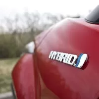 Toyota C-HR 2.0 Hybrid: Konec přetvářky, tohle už je skoro batmobil
