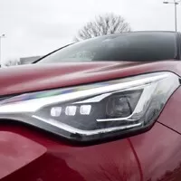 Toyota C-HR 2.0 Hybrid: Konec přetvářky, tohle už je skoro batmobil
