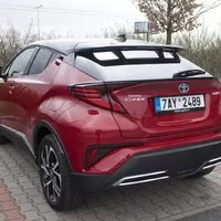 Toyota C-HR 2.0 Hybrid: Konec přetvářky, tohle už je skoro batmobil