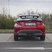 Toyota C-HR 2.0 Hybrid: Konec přetvářky, tohle už je skoro batmobil
