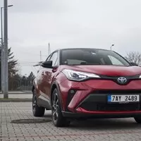 Toyota C-HR 2.0 Hybrid: Konec přetvářky, tohle už je skoro batmobil