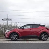 Toyota C-HR 2.0 Hybrid: Konec přetvářky, tohle už je skoro batmobil