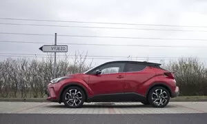 Recenze & testy: Toyota C-HR 2.0 Hybrid: Konec přetvářky, tohle už je skoro batmobil