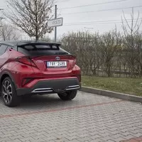 Toyota C-HR 2.0 Hybrid: Konec přetvářky, tohle už je skoro batmobil