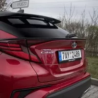 Toyota C-HR 2.0 Hybrid: Konec přetvářky, tohle už je skoro batmobil