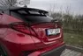 Toyota C-HR 2.0 Hybrid: Konec přetvářky, tohle už je skoro batmobil