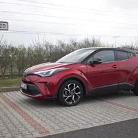 Toyota C-HR 2.0 Hybrid: Konec přetvářky, tohle už je skoro batmobil