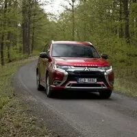 Mitsubishi Outlander PHEV: Jackie Chan do zásuvky
