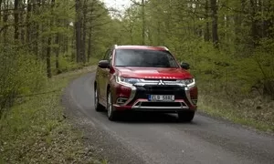 Recenze & testy: Mitsubishi Outlander PHEV: Jackie Chan do zásuvky
