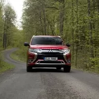 Mitsubishi Outlander PHEV: Jackie Chan do zásuvky