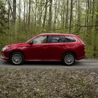 Mitsubishi Outlander PHEV: Jackie Chan do zásuvky