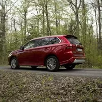 Mitsubishi Outlander PHEV: Jackie Chan do zásuvky