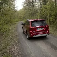 Mitsubishi Outlander PHEV: Jackie Chan do zásuvky