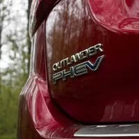 Mitsubishi Outlander PHEV: Jackie Chan do zásuvky