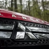 Mitsubishi Outlander PHEV: Jackie Chan do zásuvky