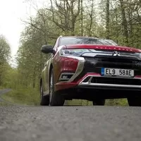 Mitsubishi Outlander PHEV: Jackie Chan do zásuvky