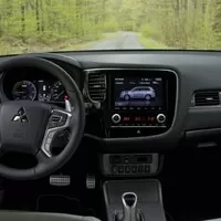 Mitsubishi Outlander PHEV: Jackie Chan do zásuvky