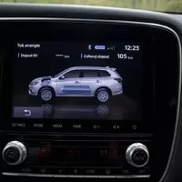 Mitsubishi Outlander PHEV: Jackie Chan do zásuvky
