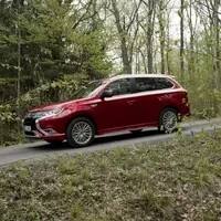 Mitsubishi Outlander PHEV: Jackie Chan do zásuvky