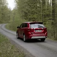 Mitsubishi Outlander PHEV: Jackie Chan do zásuvky