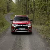 Mitsubishi Outlander PHEV: Jackie Chan do zásuvky