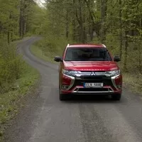 Mitsubishi Outlander PHEV: Jackie Chan do zásuvky