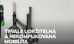 Škrabka pod víčkem nádrže už není cool, teď letí koloběžka u rezervy.