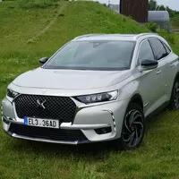 DS7 Crossback E-Tense 4x4: Luxus po francouzsku