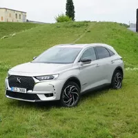 DS7 Crossback E-Tense 4x4: Luxus po francouzsku