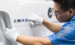 Autíčkář na cestách: BMW jako ušlechtilý kůň a Peugeot jako krásná žena. Jaké názvy mají zavedené značky v Číně?