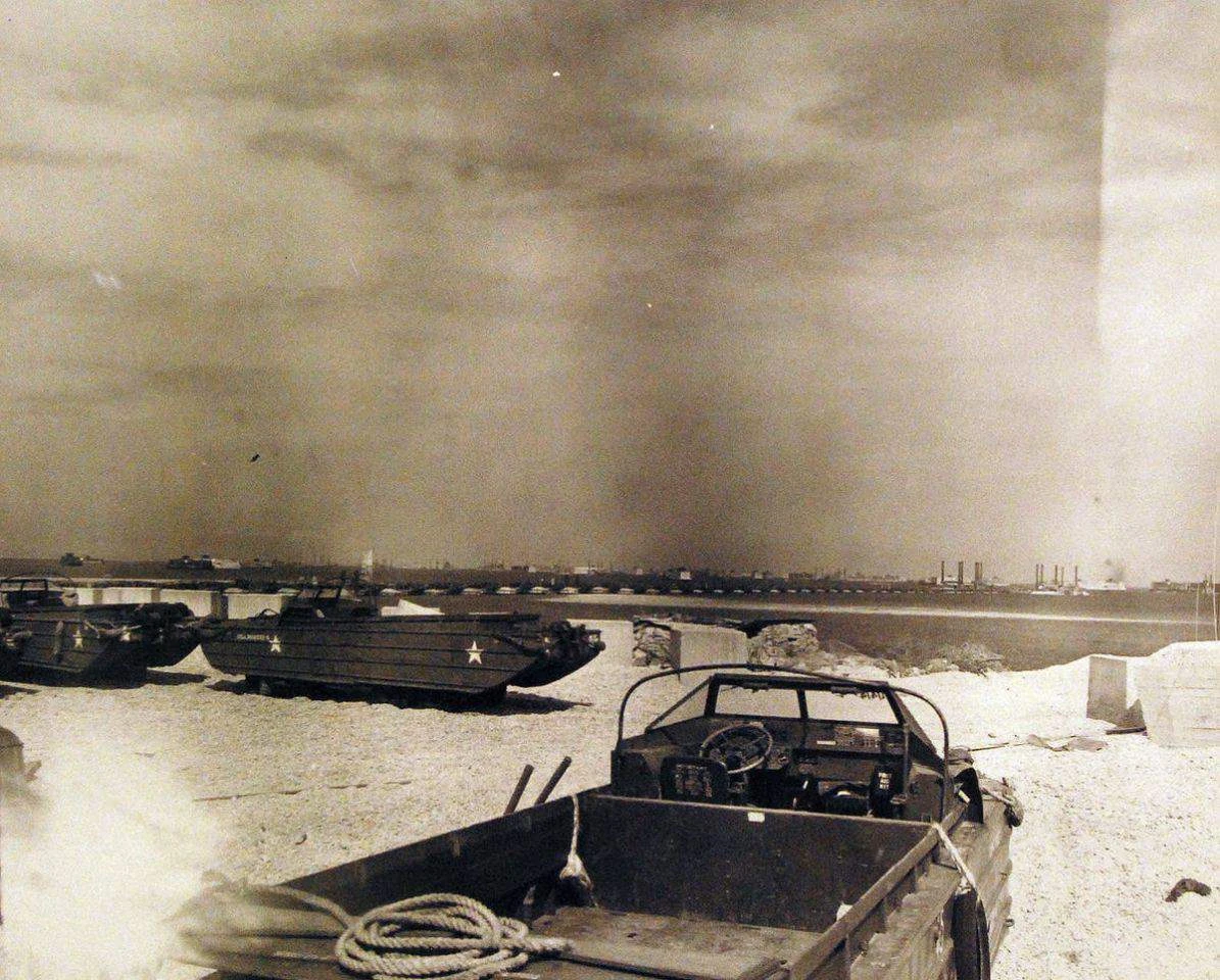 Vozidla DUKW v Normandii, 1944. Foto: Wikipedia Commons