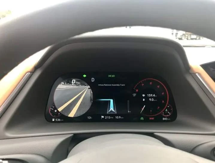 Přístrojová deska Sonaty s hlídáním mrtvého úhlu. Foto: Drivetribe