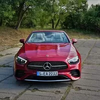První jízda: Modernizovaný Mercedes-Benz třídy E (a jedno velmi ostré SUV)