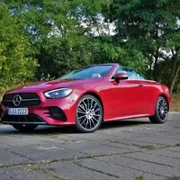 První jízda: Modernizovaný Mercedes-Benz třídy E (a jedno velmi ostré SUV)