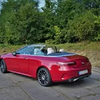 První jízda: Modernizovaný Mercedes-Benz třídy E (a jedno velmi ostré SUV)