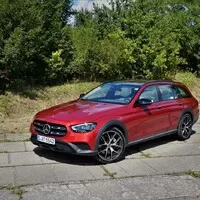 První jízda: Modernizovaný Mercedes-Benz třídy E (a jedno velmi ostré SUV)