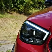 První jízda: Modernizovaný Mercedes-Benz třídy E (a jedno velmi ostré SUV)