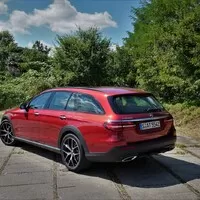První jízda: Modernizovaný Mercedes-Benz třídy E (a jedno velmi ostré SUV)