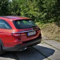 První jízda: Modernizovaný Mercedes-Benz třídy E (a jedno velmi ostré SUV)
