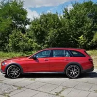 První jízda: Modernizovaný Mercedes-Benz třídy E (a jedno velmi ostré SUV)