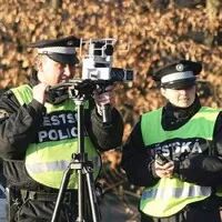 Zítra sundejte nohu z plynu. Chystá se velké měření.