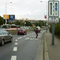 Autobusové pruhy v Praze se pro řidiče uzavřou na celý den. Končí časové omezení.