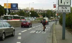 Novinky: Autobusové pruhy v Praze se pro řidiče uzavřou na celý den. Končí časové omezení.